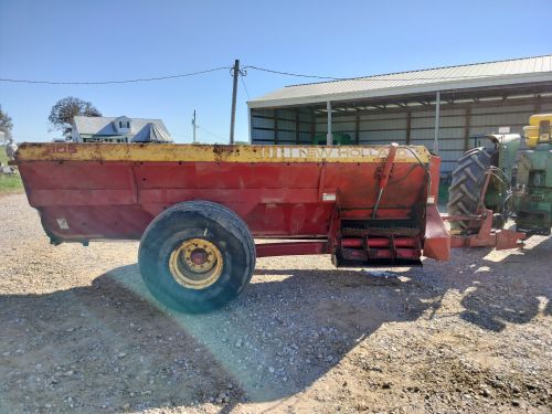 2015 New Holland 305 Manure Spreader ( Farm Equipment )